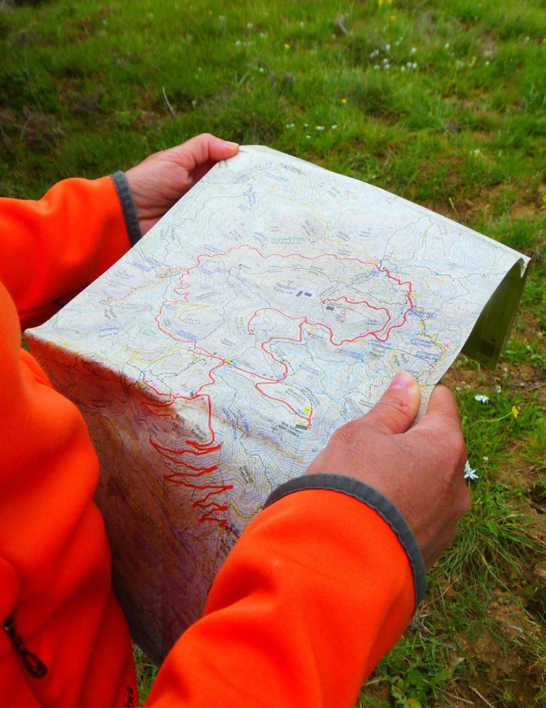 Wanderer schaut in eine Landkarte