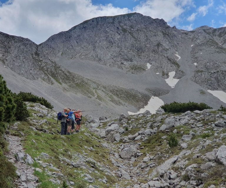 Zwei Wanderer am Achensee.